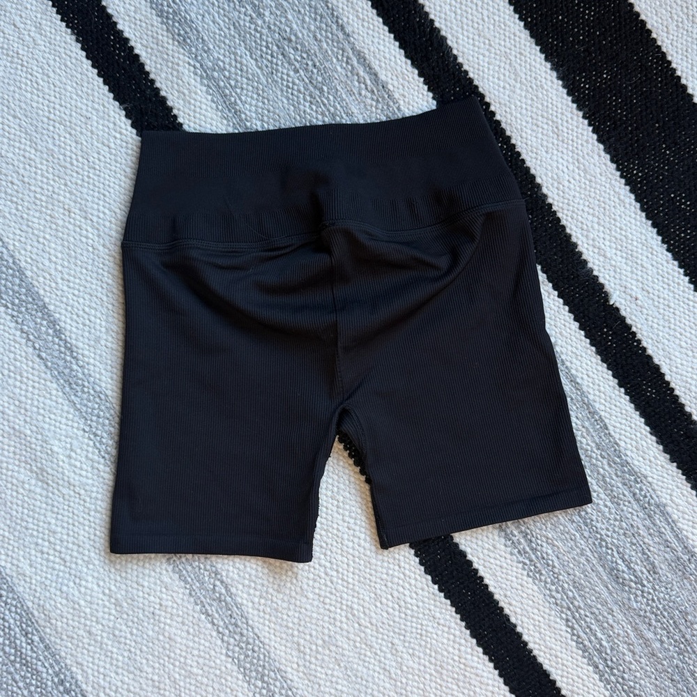 Alo 5” Seamless Favorite Short Ribbed - Picture 8 of 8